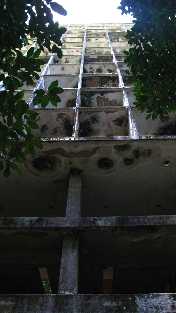 Como nunca foi instalado um elevador, é preciso subir um longo lance de escadas até o topo.